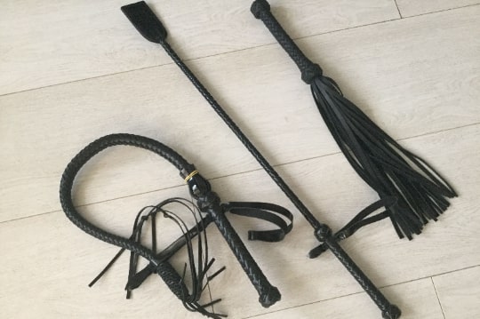 Стек или флогер: аксессуары для БДСМ-секса